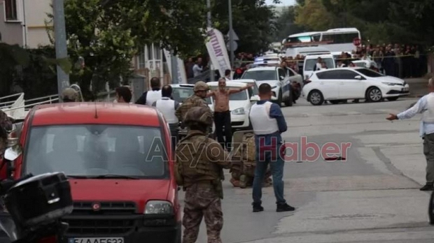 Emekli polis bu kez de kadının boğazını kesti