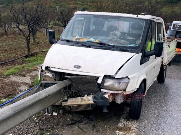 Kamyonet bariyerlere saplandı
