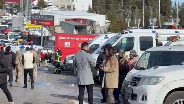 Bolu Kartalkaya'da yanan otelin önünde acı bekleyiş