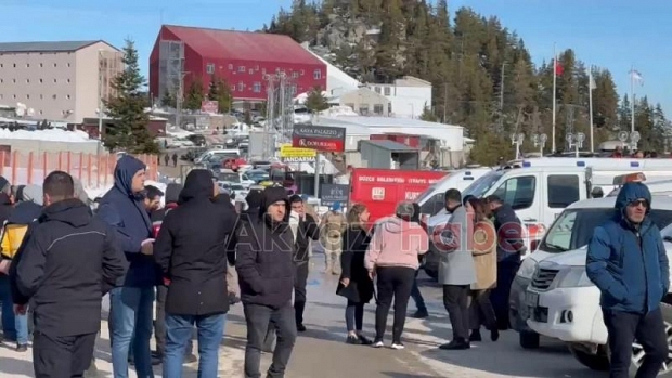 Bolu Kartalkaya'da yanan otelin önünde acı bekleyiş