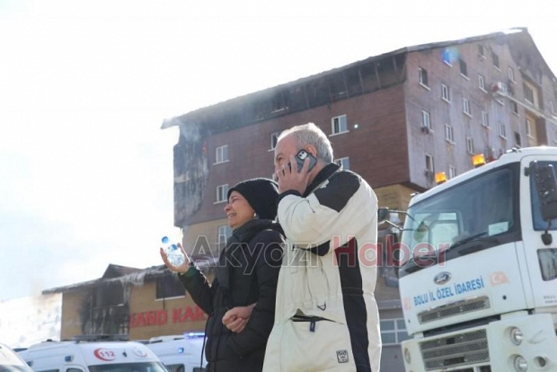 Bolu Kartalkaya'da yanan otelin önünde acı bekleyiş