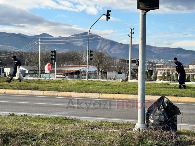 Cumhurbaşkanının uyarısı sonrası Akyazı belediyesi o kavşağı temizledi