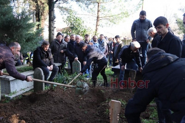 Tıkalı kanalı açmak isterken ölmüştü, toprağa verildi