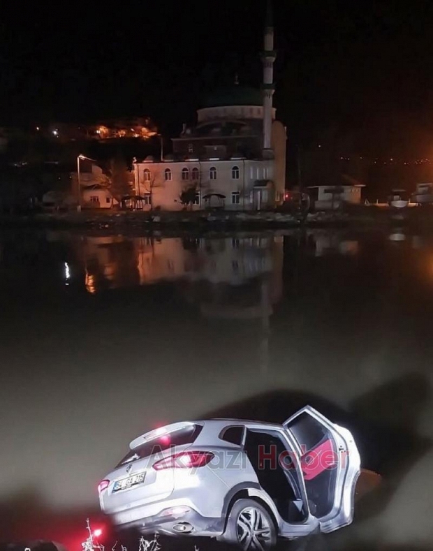 Otomobil ile Melen Çayı'na uçtu