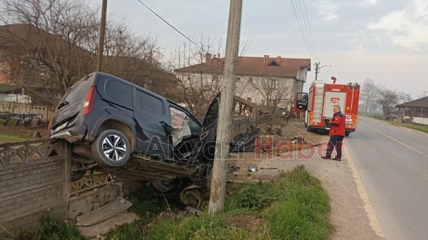 Araç bahçe duvarına çarptı: 2 yaralı