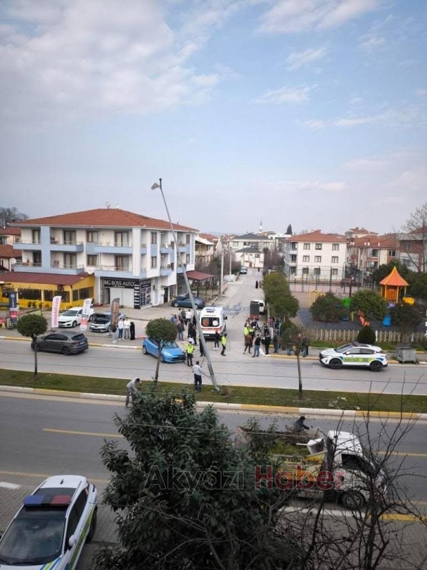 Otomobil aydınlatma direğine çarptı