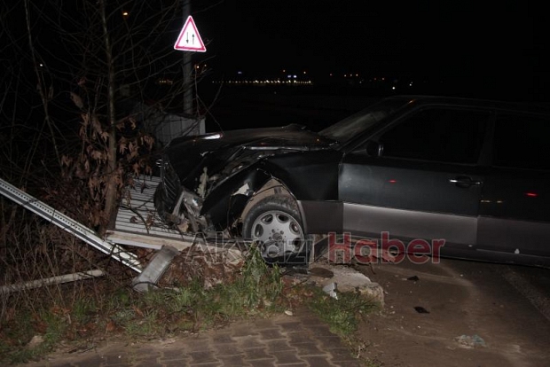Otomobil köprü korkuluklarına çarptı