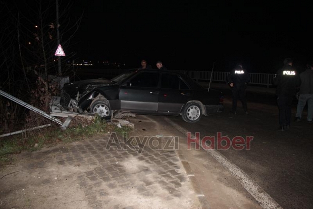Otomobil köprü korkuluklarına çarptı