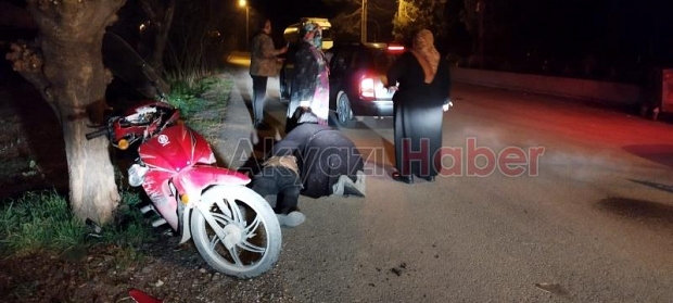 Sokak köpeklerinin kovaladığı motosikletli kaza yaptı.   2 yaralı