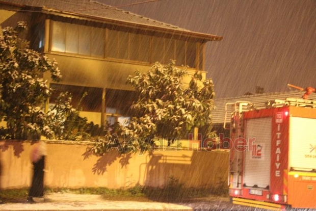 Akyazıda ev yangını