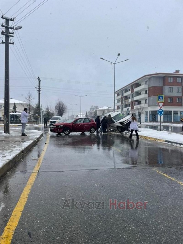 Otomobil ve hafif ticari araç çarpıştı: 1 yaralı