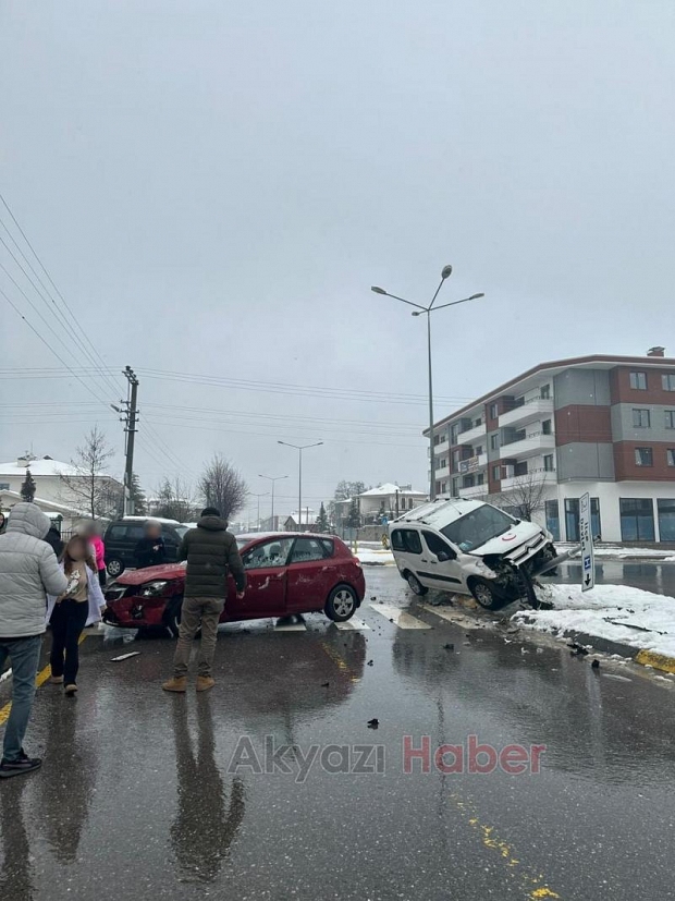 Otomobil ve hafif ticari araç çarpıştı: 1 yaralı