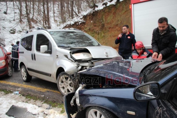 Otomobil ile hafif ticari araç çarpıştı: 5 yaralı