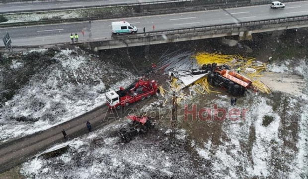 Kar küreme aracı ve tır köprüden uçtu; 2 ölü