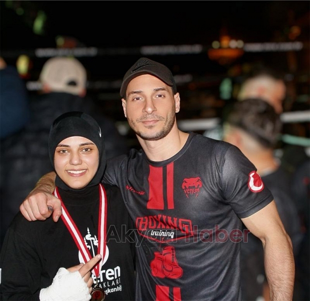 Kick Boks'ta Akyazı rüzgarı Derya Kara şampiyon