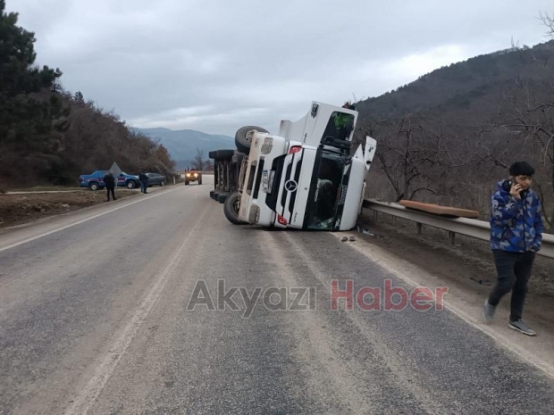 Tır devrildi