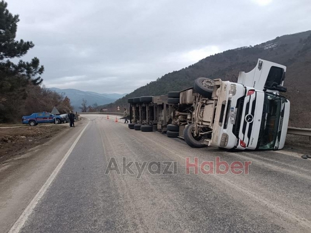 Tır devrildi