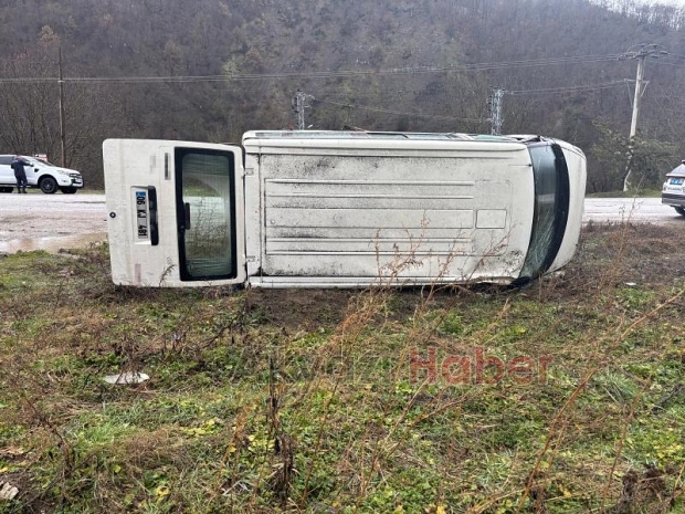 Akyazı yolunda minibüs devrildi 2 yaralı
