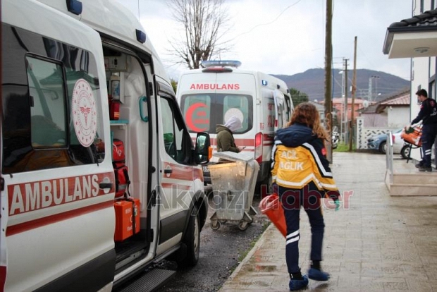 Yemek yerken bayılan karı koca hastaneye kaldırıldı