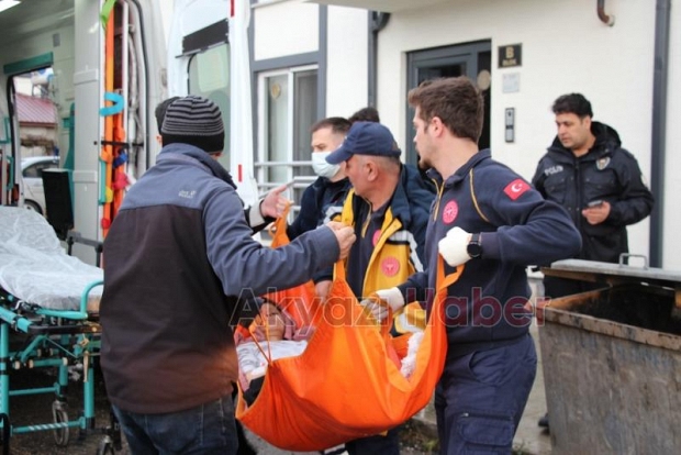 Yemek yerken bayılan karı koca hastaneye kaldırıldı