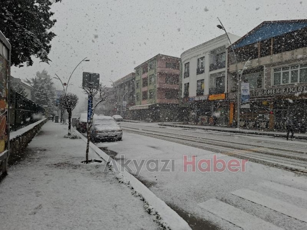 Akyazı'da yoğun kar yağışı
