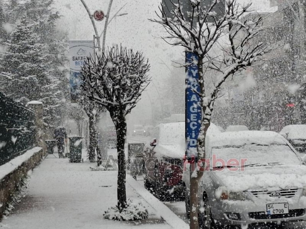 Akyazı'da yoğun kar yağışı