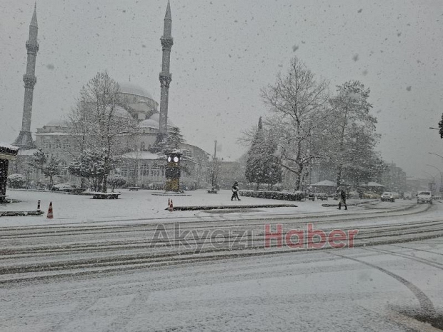 Akyazı'da yoğun kar yağışı