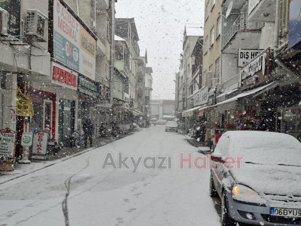 Akyazı'da yoğun kar yağışı