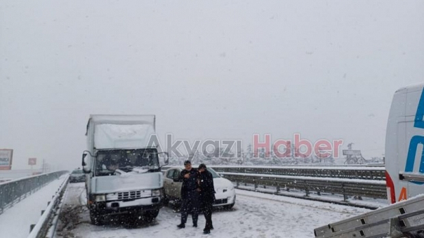 Pekşenler Üst Geçidi'nde kar kazası: Çok sayıda araç birbirine girdi.