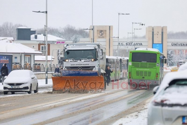 Sakarya'da kardan kapanan 24 grup yolu ulaşıma açıldı