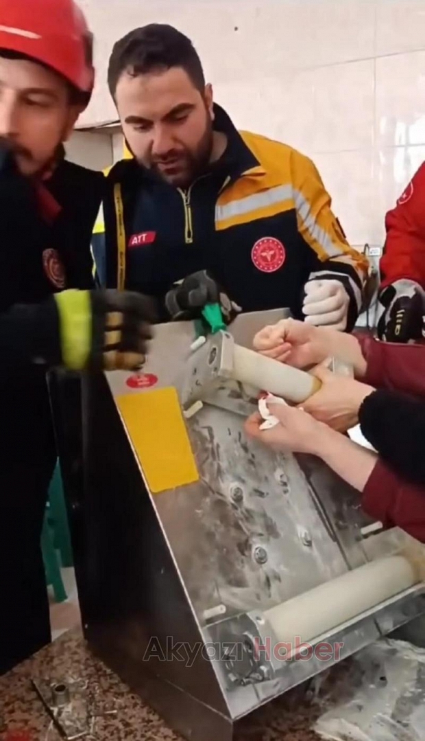 Parmağı makineye sıkışan kadının imdadına itfaiye yetişti