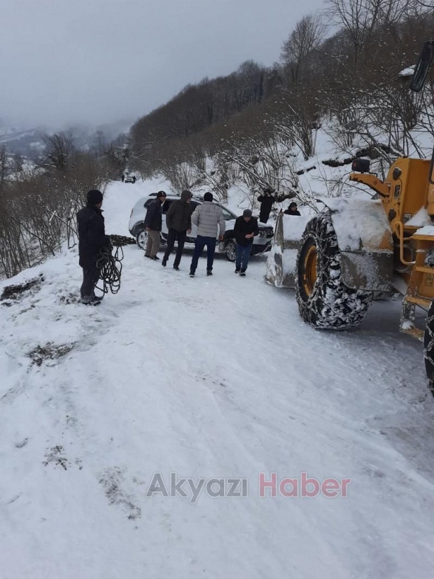 Çatalkaya-Boztepe yolunda araçlar karda kaydı