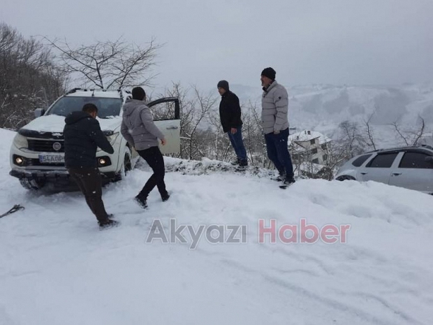 Çatalkaya-Boztepe yolunda araçlar karda kaydı