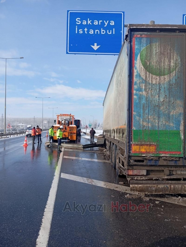 D-100'de tır bariyerlere çarptı