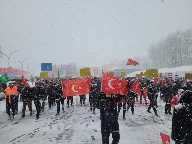 Kar demediler Gazze için yürüdüler