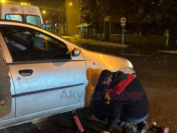 Akyazı'da suyla dolan çukura düşen çok sayıda araç ve motosikletin lastikleri kesildi. 