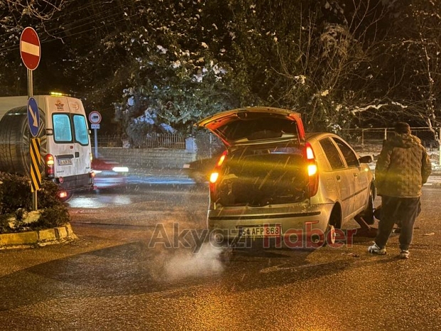 Akyazı'da suyla dolan çukura düşen çok sayıda araç ve motosikletin lastikleri kesildi. 