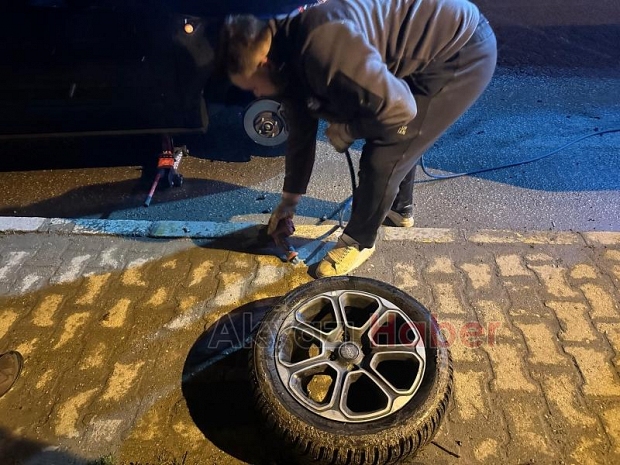 Akyazı'da suyla dolan çukura düşen çok sayıda araç ve motosikletin lastikleri kesildi. 