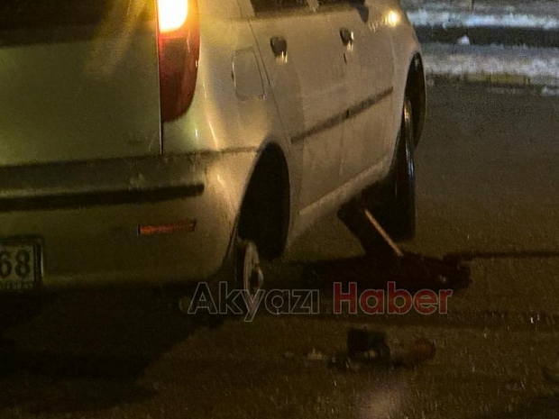 Akyazı'da suyla dolan çukura düşen çok sayıda araç ve motosikletin lastikleri kesildi. 