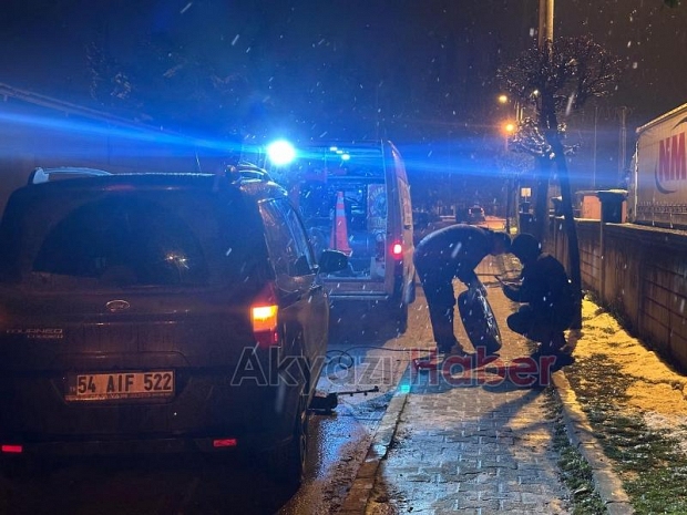 Akyazı'da suyla dolan çukura düşen çok sayıda araç ve motosikletin lastikleri kesildi. 