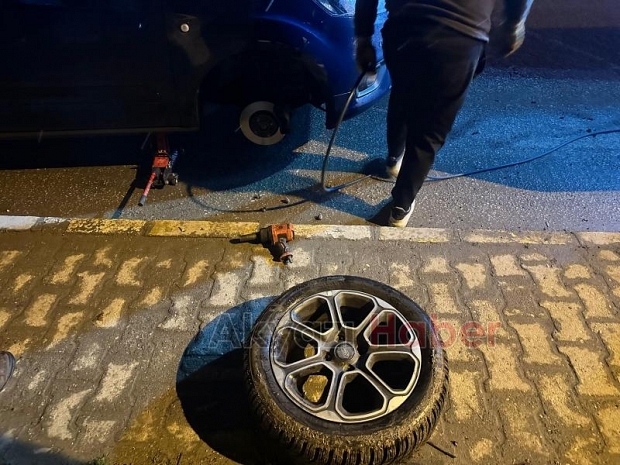 Akyazı'da suyla dolan çukura düşen çok sayıda araç ve motosikletin lastikleri kesildi. 
