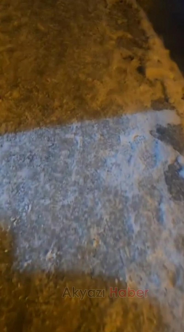 Akyazı'da buz pistine dönen kaldırımlar zor anlar yaşattı
