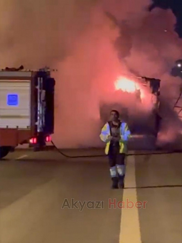 Kuzey Marmara Otoyolunda tır alev alev yandı
