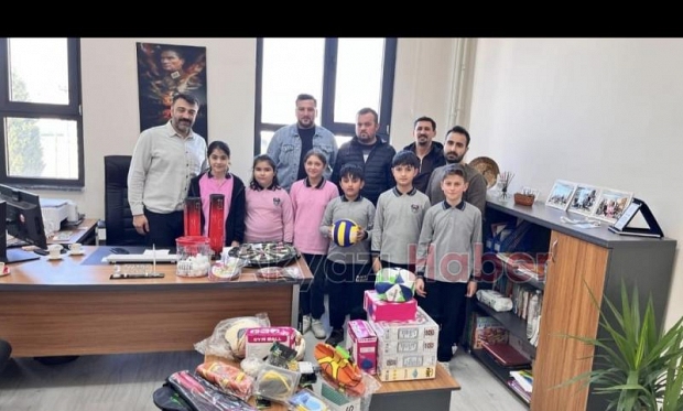 Yeni Mahalle Muhtarlığı öğrencilere spor malzemesi hediye etti