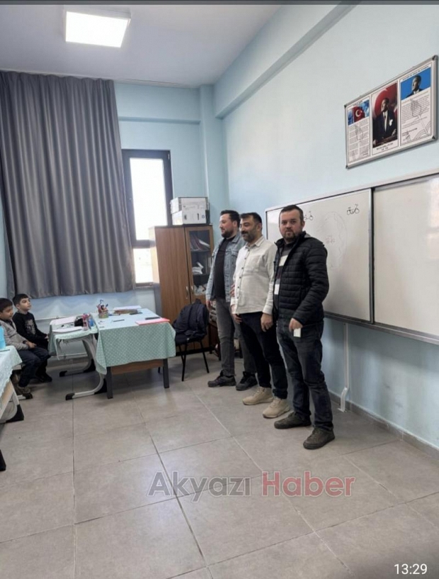 Yeni Mahalle Muhtarlığı öğrencilere spor malzemesi hediye etti