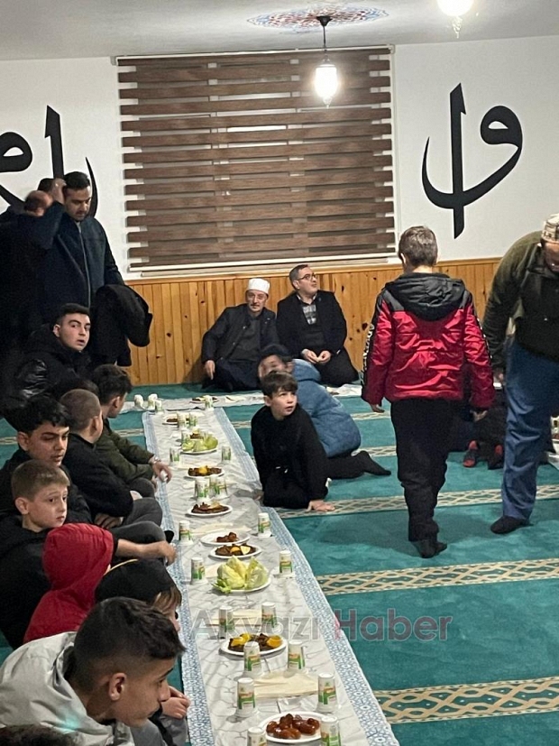 Yatsı namazı sonrası gençlerle buluştular