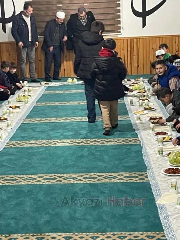 Yatsı namazı sonrası gençlerle buluştular