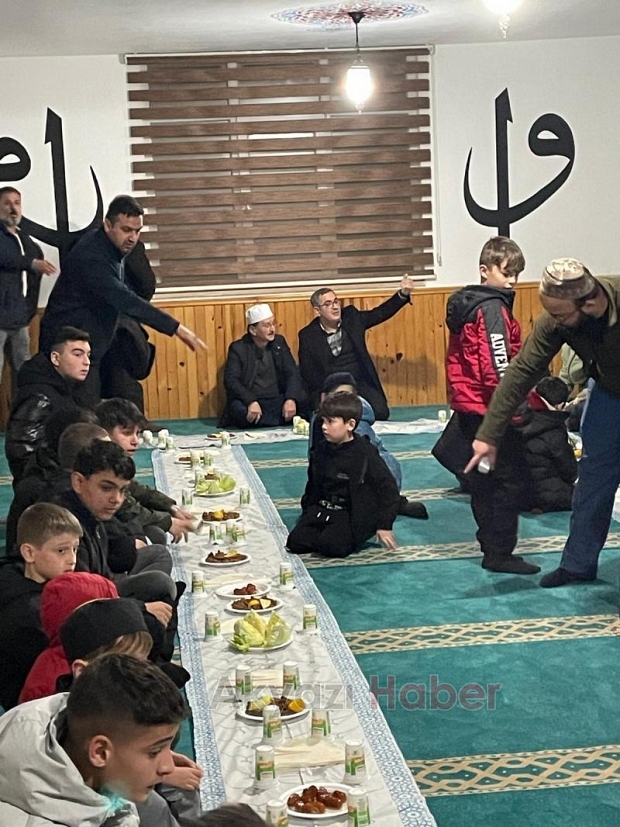 Yatsı namazı sonrası gençlerle buluştular