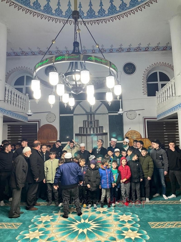 Yatsı namazı sonrası gençlerle buluştular