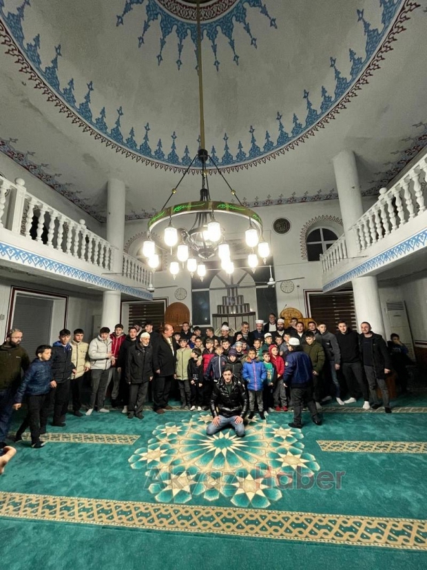 Yatsı namazı sonrası gençlerle buluştular
